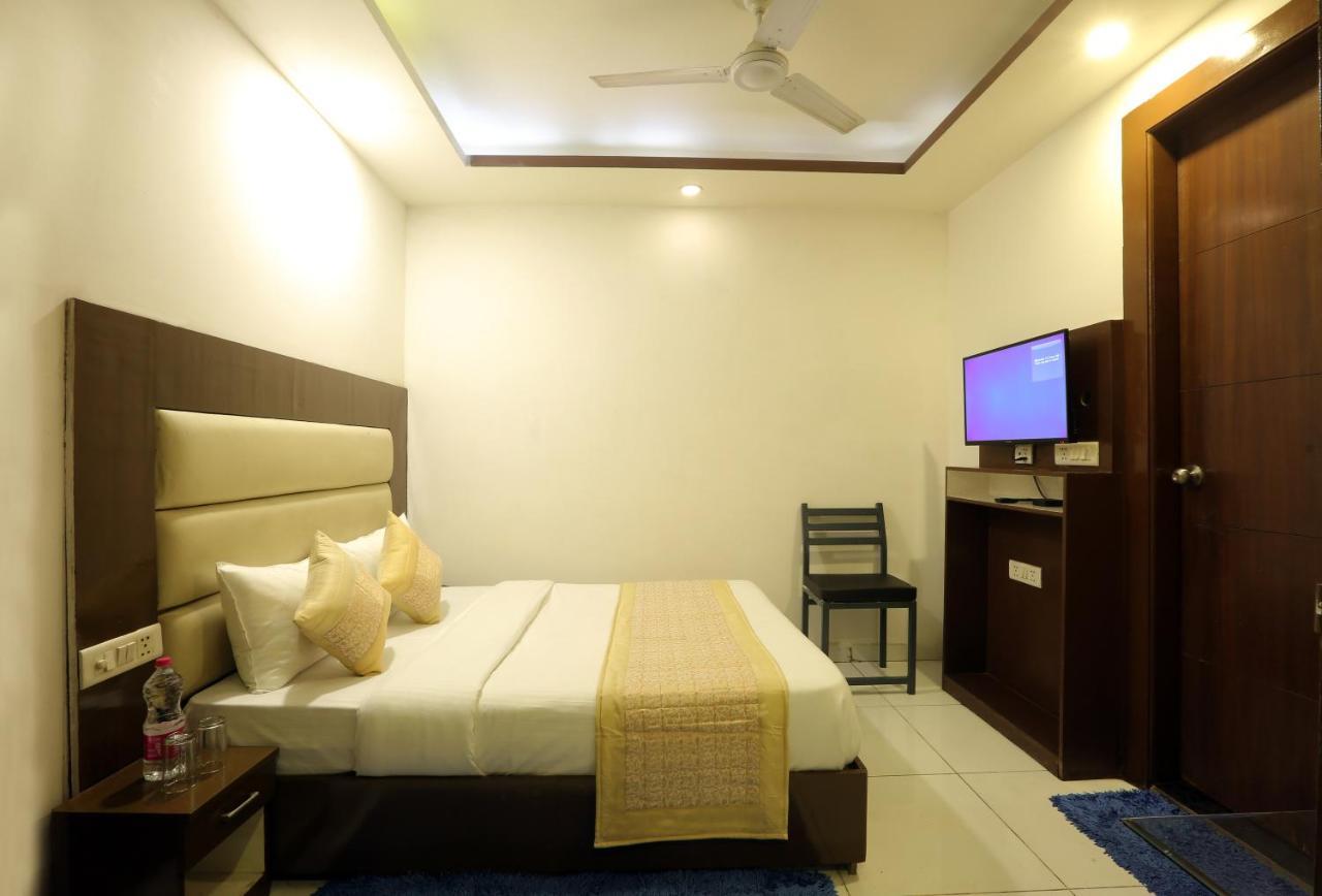 Hotel Qualia Suites At Delhi Airport 新德里 外观 照片